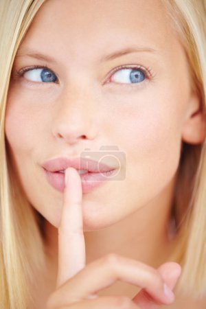 Téléchargez les photos : Femme, secret et doigt sur les lèvres avec la pensée pour signe, choix ou traiter avec l'idée de soins de la peau par fond. Fille, la main et la bouche pour icône, chuchoter ou commérages pour la décision, des nouvelles ou de la vie privée en gros plan. - en image libre de droit