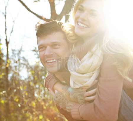 Foto de Divirtiéndose en el bosque. Un hombre feliz acariciando a su novia mientras pasa tiempo en el bosque - Imagen libre de derechos