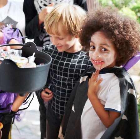 Foto de Demasiados dulces. Pequeños niños truco o trato en Halloween - Imagen libre de derechos