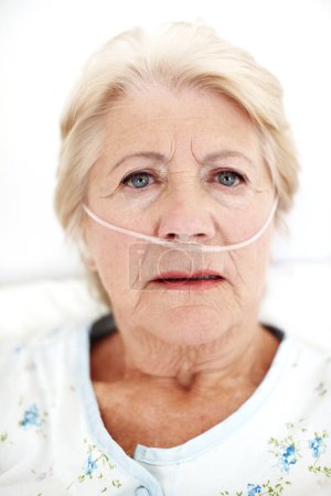 Téléchargez les photos : Anxiété et isolement - Santé des personnes âgées. Portrait rapproché d'une femme âgée malade à la recherche d'espoir - en image libre de droit