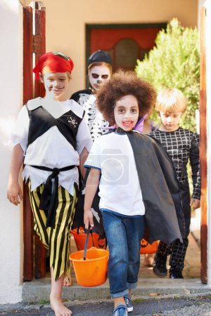 Téléchargez les photos : Quels petits monstres. Petits enfants trick-or-treat à Halloween - en image libre de droit