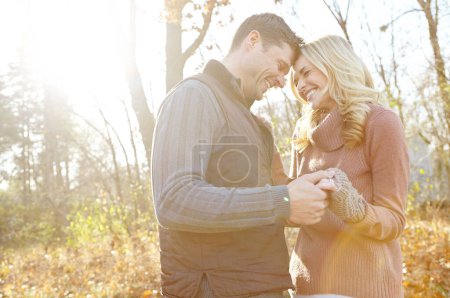 Téléchargez les photos : Partager un moment spécial. Un jeune couple affectueux et romantique passe du temps ensemble dans les bois - en image libre de droit