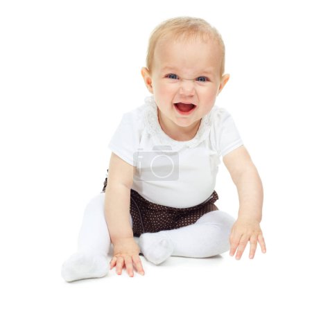 Téléchargez les photos : Excité, portrait d'enfant et de bébé sur le sol dans un studio isolé sur un fond blanc espace de maquette. Enfant heureux, bébé et mignon tout-petit blonde ou adorable nouveau-né, rire ou sourire sain et drôle. - en image libre de droit