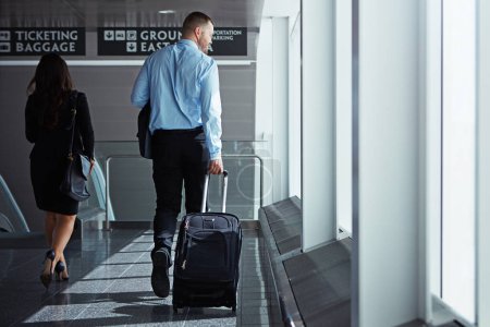 Téléchargez les photos : Hall, marche ou retour des gens d'affaires à l'aéroport avec valise, bagage ou bagage en voyage d'affaires. Penser, avion ou les travailleurs d'entreprise dans le lobby sur le voyage mondial sur les voyages internationaux ensemble. - en image libre de droit