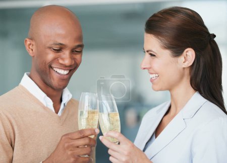Téléchargez les photos : Partenariat, champagne et sourire pour porter un toast, acclamations et succès ou réalisation, bonus et objectif. Gens heureux, motivation et félicitations dans le bureau, victoire et célébrer avec boisson, objectifs ou joie. - en image libre de droit