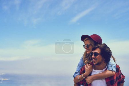 Téléchargez les photos : La vue ici est incroyable. un jeune couple affectueux profitant d'une randonnée dans les montagnes - en image libre de droit