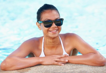 Téléchargez les photos : Femme, piscine et sourire avec été, lunettes de soleil et tourisme pour se détendre dans l'eau en vacances. Fille, extérieur et bikini avec des lunettes, la liberté et le soleil avec la mode en vacances en Indonésie. - en image libre de droit