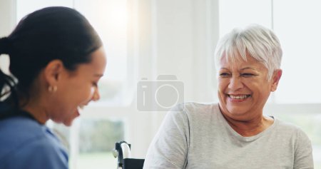 Téléchargez les photos : Femme heureuse, infirmière et patiente âgée riant dans les soins aux personnes âgées pour blague drôle, humour ou consultation à la maison de retraite. Médecin ou soignant sourire et rire avec une personne mature avec un handicap. - en image libre de droit