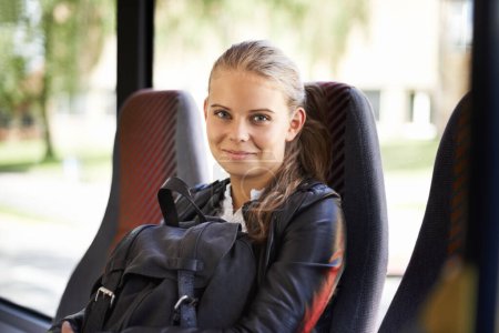 Foto de Estudiante, retrato y transporte a la escuela en autobús con una mochila y sonrisa para la educación. Adolescente, niña y feliz viaje en transporte público o viajar a la universidad, campus y universidad. - Imagen libre de derechos