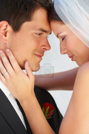 Téléchargez les photos : Visage, femme et homme embrassent au mariage avec le sourire, l'amour et l'engagement pour le couple à la réception. Romance, fiancée et marié s'embrassant à la célébration du mariage avec bonheur, loyauté et avenir ensemble - en image libre de droit