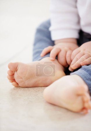Foto de Primer plano, los pies y el bebé en el suelo en el hogar para el desarrollo infantil, la salud y el crecimiento. Familia, juventud y adorables dedos de los pies y manos de los bebés en la sala de estar para el bienestar, aprender a gatear y relajarse. - Imagen libre de derechos