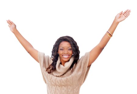 Téléchargez les photos : Femme noire, heureuse et bras tendus en studio portrait avec succès, célébration ou but par fond blanc. Fille africaine, sourire et gagnant avec des acclamations pour la mode, la réalisation et les mains dans l'air. - en image libre de droit
