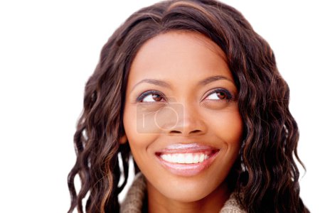 Téléchargez les photos : Femme africaine, la pensée et le studio headshot avec le sourire, la vision et les idées par fond blanc. Fille, mémoire heureuse et nostalgie avec le choix, la décision et se rappeler avec question, solution et beauté. - en image libre de droit