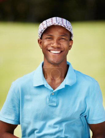 Téléchargez les photos : Sourire, sport et portrait de l'homme golfeur avec une attitude positive, bonne et confiante sur le terrain. Heureux, fitness et athlète ou joueur africain masculin sur un parcours extérieur pour tournoi ou compétition - en image libre de droit