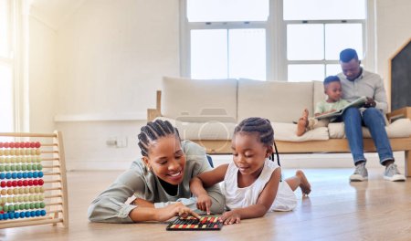 Téléchargez les photos : Éducation, femme heureuse et noire jouant avec l'enfant sur le sol dans le salon à la maison moderne. Abaque, mathématiques et jeune mère africaine aidant fille enfant avec comptage à la maison ensemble - en image libre de droit