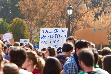 Téléchargez les photos : Droits de l'homme, protestation et foule avec affiche pour la liberté, la paix et les étudiants en Espagne pour la justice. Collège, campus et groupe de personnes ayant le pouvoir d'agir et signer pour lutter pour le changement dans l'éducation. - en image libre de droit