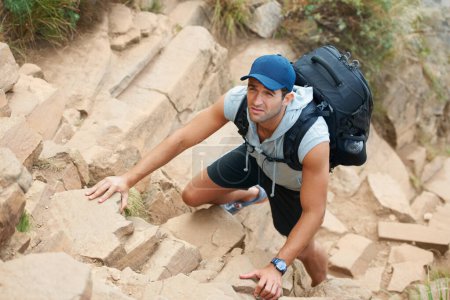 Téléchargez les photos : Fitness, randonnée et rocher avec l'homme et escalade dans la nature pour l'aventure, la santé et la performance. Entraînement, environnement et explorer avec la personne sur la falaise du terrain de montagne pour la randonnée et les voyages. - en image libre de droit