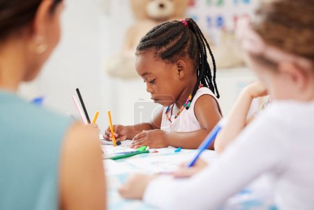 Téléchargez les photos : Africain, enfant et crayon pour dessiner en classe pour l'apprentissage, l'éducation et le développement de la motricité. Petite fille, élève sur l'apprenant avec sérieux, détermination et recherche d'activité créative. - en image libre de droit