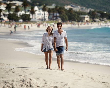 Téléchargez les photos : Couple, tenant la main et sourire pour se promener sur la plage, vacances ou liberté au soleil d'été avec collage. Homme, femme et heureux en portrait, soins ou amour par le sable, vagues ou en plein air en voyage de vacances. - en image libre de droit