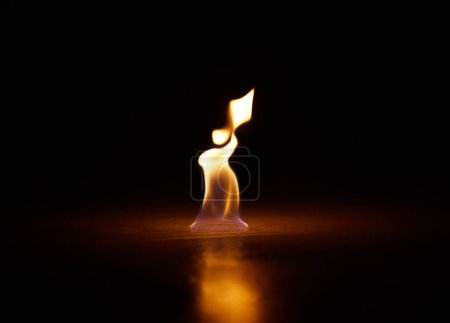 Foto de Llama, calor y fuego con fondo negro con arranque, gas y luz de la quema en el estudio. Combustible, destello y resplandor de la energía térmica y el arte en la oscuridad con creatividad e infierno con quemaduras. - Imagen libre de derechos