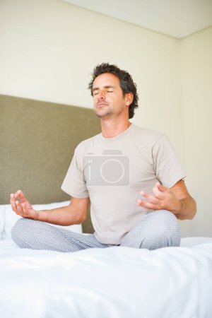 Téléchargez les photos : Lotus mains, pose de yoga et homme au lit avec méditation, paix et bien-être en santé mentale dans sa maison. Respiration, équilibre et personne masculine se détendre dans la chambre avec des soins spirituels, de guérison ou holistique auto. - en image libre de droit
