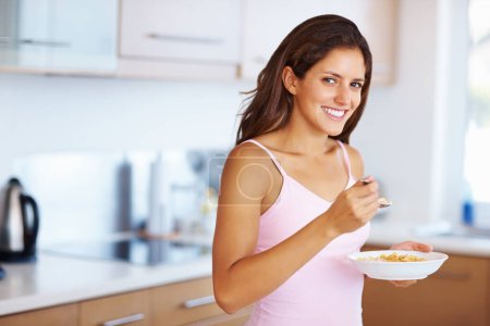 Foto de Desayuno, feliz y retrato de la mujer en la cocina para una alimentación saludable, dieta y nutrición en el hogar. Comida, mañana y persona sonríen con un tazón de cereal para la energía, vitaminas y bienestar para empezar el día. - Imagen libre de derechos