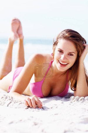 Téléchargez les photos : Sourire, portrait et femme en bikini sur la plage de sable pour les vacances d'été, voyage aventure et soleil sur l'île tropicale. bronzage naturel, mer et fille à l'océan pour des vacances heureuses, le soleil et la paix à Hawaï - en image libre de droit