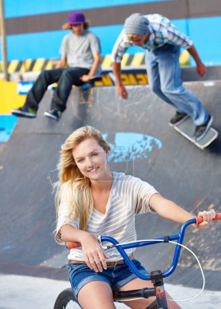 Téléchargez les photos : Heureux, amis et portrait de l'adolescent au skatepark en été en vacances ou en vacances avec l'aventure. Fille, vélo ou garçons sur la rampe avec planche à roulettes ou sourire pour le défi ou monter sur le béton en ville. - en image libre de droit