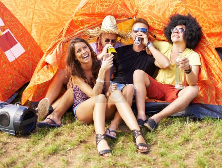 Téléchargez les photos : Amis, festival de musique et boire de l'alcool sous tente, excité et détendez-vous bien-être dans la nature avec des liens. Hommes, femmes ou rires lors de la célébration pour un concert, des vacances de week-end ou des soins en plein air dans les bois. - en image libre de droit