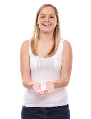 Téléchargez les photos : Femme heureuse, portrait et ruban pour le cancer du sein, soutien ou sensibilisation sur fond de studio blanc. Femme blonde sourire avec arc rose ou bande pour commencer la campagne pour le lancement dans les soins de santé. - en image libre de droit