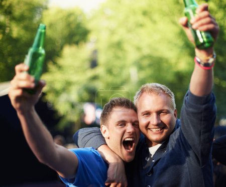 Téléchargez les photos : Portrait d'hommes au festival de musique avec acclamations, bière et câlins excités dans la nature ensemble. Boire, célébrer et amis à la fête en plein air avec la liberté, l'aventure et les gens heureux dans le parc, la forêt ou le soleil. - en image libre de droit