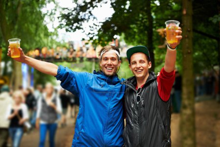 Foto de Cerveza, retrato del festival de la naturaleza y felices amigos sonríen por lazo divertido, copa de bebida de bienestar o evento social de maderas. Concierto de música del bosque, hombres borrachos o gente al aire libre emocionados por bebidas alcohólicas. - Imagen libre de derechos
