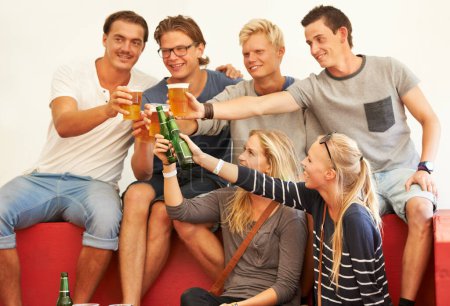 Téléchargez les photos : Boissons, acclamations et groupe à la fête avec de la bière, de l'alcool ou une célébration en état d'ébriété lors d'un festival ou d'un événement social. Amis, détendez-vous et buvez en plein air avec bonheur, liberté et ensemble dans un pub. - en image libre de droit