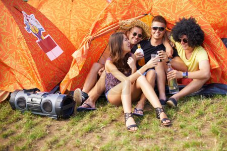 Téléchargez les photos : Les gens, festival de musique et boissons en tente, excité et se détendre bien-être dans la nature avec des amis. Hommes, femmes ou heureux à la fête sociale pour le concert, week-end vacances ou collage dans le plaisir d'été à la fête. - en image libre de droit