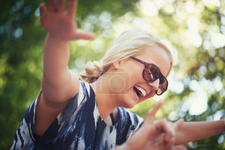 Téléchargez les photos : Nature, danse ou femme heureuse au festival de musique en vacances pour se détendre avec le sourire dans le parc. Épaules, lunettes de soleil ou fille excitée avec la liberté ou la culture de la jeunesse pour un événement de fête amusant. - en image libre de droit