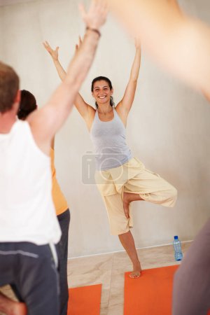 Téléchargez les photos : Équilibre, yoga et les gens avec un entraîneur personnel pour l'étirement de classe, l'exercice et l'entraînement sur tapis. Pilates, club de santé et les hommes et les femmes avec instructeur heureux pour le bien-être, fitness et corps sain. - en image libre de droit