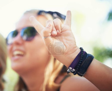 Téléchargez les photos : Rock, mains ou des gens heureux dans le festival de musique en vacances pour se détendre avec le sourire ou les fans dans le parc. Danse, foule ou personne avec la liberté ou la culture de la jeunesse pour l'événement de fête sociale ou amusante. - en image libre de droit