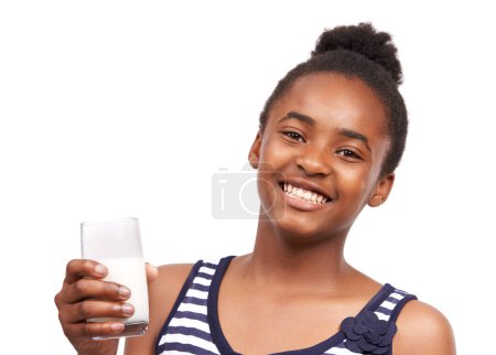 Foto de Retrato, sonrisa y mujer negra bebiendo leche, dieta saludable y bienestar aislado en un fondo de estudio blanco. Cara, persona africana o modelo con un vaso, calcio y lácteos orgánicos con espacio de maqueta. - Imagen libre de derechos