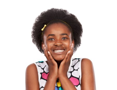 Téléchargez les photos : Happy, portrait et jeune fille noire dans un studio avec une attitude positive, bonne et confiante. Doux, sourire et headshot visage de l'adolescent africain gen z avec des cheveux naturels isolés par fond blanc - en image libre de droit
