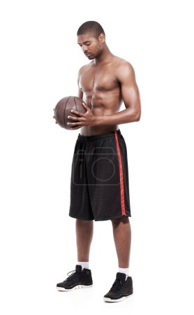 Téléchargez les photos : Fitness, sport et homme noir torse nu avec basket-ball, six pack et corps pour défi d'entraînement musculaire. Bien-être, santé et pensée sportive professionnelle avec balle isolée sur fond blanc - en image libre de droit