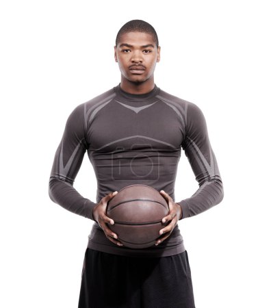 Téléchargez les photos : Fitness, sérieux et portrait de l'homme noir avec basket-ball, la confiance et la musculation forte. Sport bien-être, santé et athlète professionnel fier avec balle isolée sur fond blanc - en image libre de droit