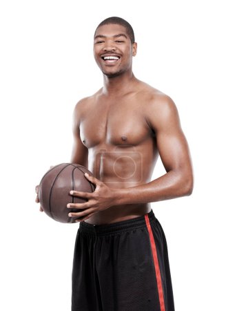 Téléchargez les photos : Fitness, sourire et portrait d'homme noir avec basket-ball, six pack et musculation torse nu. Sport bien-être, santé et athlète professionnel heureux avec balle isolée sur fond blanc - en image libre de droit