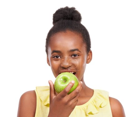 Foto de Comida, bienestar y retrato de niña y manzana en estudio para nutrición, salud y dieta. Comida, autocuidado y vitamina C con cara de niño adolescente africano y fruta sobre fondo blanco con una sonrisa. - Imagen libre de derechos