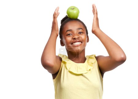 Téléchargez les photos : Équilibre, santé et portrait de la fille et de la pomme en studio pour la nutrition, le bien-être et l'alimentation. Alimentation, autosoin et vitamine c avec le visage de l'étudiant africain et les fruits sur fond blanc pour la fibre et le sourire. - en image libre de droit