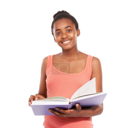 Foto de Retrato, sonrisa y chica negra con un libro, educación y conocimiento aislados en un fondo de estudio blanco. Cara, persona africana o niño con pasatiempo, feliz y adolescente con información, estudiante y aprendizaje. - Imagen libre de derechos