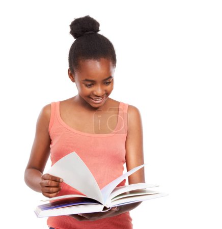 Foto de Pensando, chica negra y leyendo un libro con una sonrisa, educación y conocimiento aislados en un fondo de estudio blanco. Persona africana, niño y modelo con información, pasatiempo y actividad con el estudiante. - Imagen libre de derechos