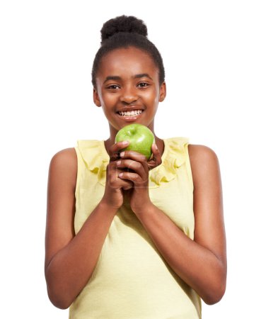 Téléchargez les photos : Jeunesse, sourire et santé avec portrait de fille et pomme en studio pour la nutrition, le bien-être et l'alimentation. Alimentation, auto-soin et vitamine c avec le visage de l'étudiant africain et les fruits sur fond blanc pour les fibres. - en image libre de droit