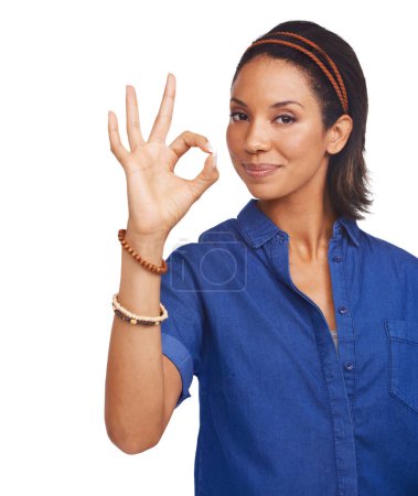 Foto de Estudio, retrato o mujer negra con signo de mano aceptable para apoyo, acuerdo o retroalimentación. Revisión, cara o persona feliz sobre fondo blanco con sonrisa o gesto perfecto para su aprobación, como o sí. - Imagen libre de derechos