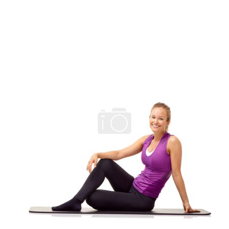 Téléchargez les photos : Fitness, femme heureuse et portrait sur le sol en studio pour l'exercice, l'entraînement sain et la performance sur fond blanc. Bien-être, puissance et sourire de dame sur le tapis pour le yoga, le corps fort et l'espace de maquette. - en image libre de droit