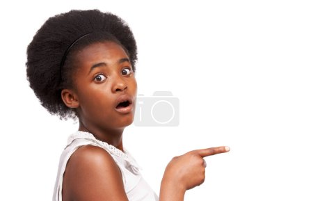 Foto de Shock, apuntando y retrato de chica negra en estudio con espacio de maqueta para marketing o publicidad. Sorpresa, venta y niño africano con expresión facial wow, omg o wtf aislada por fondo blanco. - Imagen libre de derechos